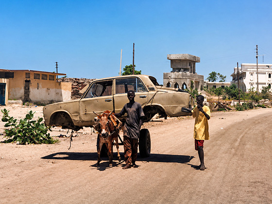 BALAD, SOMALIA 1993 – SCENE DI VITA QUOTIDIANA E TRASPORTI DI FORTUNA DURANTE LA MISSIONE.