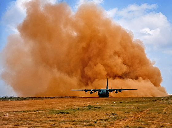 SOMALIA 1993 – UN C-130 HERCULES IN FASE DI ATTERRAGGIO SULLA PISTA DESERTICA DURANTE LA MISSIONE DELLA FOLGORE.