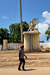 27 GIUGNO 1993, MOGADISHO: IL PIAZZALE ANTISTANTE LO STADIO DEL POPOLO CON IL RELATIVO MONUMENTO.