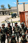 AGOSTO 93 LA 2ª SQUADRA GUASTATORI DELLA MIA COMPAGNIA IN ASSETTO TATTICO PRONTI PER UN'USCITA, QUI SIAMO DAVANTI ALLA NOSTRA SEDE AL PORTO VECCHIO DI MOGADISCIO.