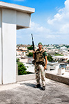 QUI SONO SUL TETTO DEL PALAZZO DI GIUSTIZIA DI MOGADISCIO, NELLO SFONDO SULLA DESTRA IL PALAZZO DI SIAD BARRE.