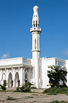 LA MOSCHEA BIANCA DELLA SOLIDARIETÀ ISLAMICA A MOGADISCIO CON IL SUO ALTO MINARETO, SOTTO UN CIELO SERENO.