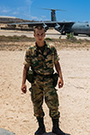 PARACADUTISTA GERARDO NOTARGIACOMO ALL'AEROPORTO DI MOGADISCIO. DIETRO SI PUÒ VEDERE UN LOCKHEED C5-A GALAXY.