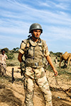UN PARACADUTISTA ITALIANO DELLA 10ª COMPAGNIA “DRAGHI” IN TENUTA DA COMBATTIMENTO SORVEGLIA UNA LINEA DI FILO SPINATO IN SOMALIA.
