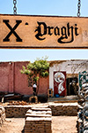 INSEGNA IN LEGNO DELLA 10ª COMPAGNIA “DRAGHI” APPESA  ALL'INTERNO DEL CAMPO DI BALAD  IN SOMALIA DURANTE LA MISSIONE IBIS.