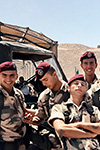 UN GRUPPO DI PARACADUTISTI ITALIANI DELLA 10ª COMPAGNIA “DRAGHI” POSANO SORRIDENTI DAVANTI A UN VEICOLO VM 90 NEL CAMPO DI BALAD, IN SOMALIA.