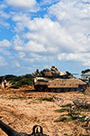 UN VEICOLO DA COMBATTIMENTO DELLA FANTERIA M2 BRADLEY STATUNITENSE ATTRAVERSA UN TERRENO SABBIOSO IN SOMALIA.