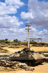 UN VEICOLO BLINDATO DA TRASPORTO TRUPPA VCC-1 CAMILLINO DELL'ESERCITO ITALIANO, CONTRASSEGNATO DAL NUMERO 17, PRESIDIA UNA POSTAZIONE FORTIFICATA CON SACCHI DI SABBIA IN SOMALIA DURANTE LA MISSIONE IBIS.