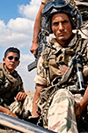 PARACADUTISTI ITALIANI DELLA 10ª COMPAGNIA “DRAGHI” A BORDO DI UN VEICOLO BLINDATO VCC-1 CAMILLINO, ARMATO CON MITRAGLIATRICE PESANTE BROWNING M2, IN SOMALIA.