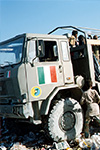 IN QUESTA IMMAGINE E NELLA SEGUENTE, CI SI PUÒ FARE UN'IDEA DELLA MISERIA IN CUI QUESTO POPOLO ERA STATO GETTATO DAI SUOI DUE SIGNORI DELLA GUERRA AIDID E ALÌ MAHDI. QUESTO ERA UN SERVIZIO DI SCORTA AL CAMION DELL'IMMONDIZIA DEL CAMPO DEL PORTO VECCHIO. UNA VOLTA ARRIVATI IN DISCARICA, CENTINAIA DI PERSONE ARRIVAVANO COME DAL NULLA (PRIMA DI ARRIVARE NON SE NE VEDEVA UNO) E SALTAVANO SULL'ACM90 INIZIANDO A COLLUTTARE TRA DI LORO PER CHI DOVEVA PORTARSI VIA QUESTO O QUEL SACCO, AL CAPOMACCHINA E AL CONDUTTORE DEL MEZZO NON RIMANEVA CHE CATAPULTARSI FUORI PER NON PERDERE IL CONTROLLO DELLA SITUAZIONE.