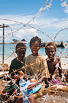 RAGAZZINI SOMALI AL DIFUORI DEL CAMPO.