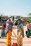 VIA VAI DI SOMALI DAVANTI A UN CHECK-POINT IN UN RASTRELLAMENTO.