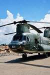 UN BOEING CH-47C CHINOOK AL PORTO VECCHIO DI MOGADISCIO.