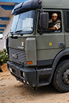 L'ARTIGLIERE PARACADUTISTA MARCO TRENTALANCE ALLA GUIDA DI UN CAMION CISTERNA MILITARE IVECO TURBOSTAR 190-33 A MOGADISCIO NEL 1993.