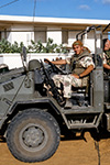 L'ARTIGLIERE PARACADUTISTA MARCO TRENTALANCE A BORDO DI UN VM 90 IN SOMALIA NEL 1993.