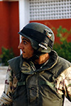 L'ARTIGLIERE PARACADUTISTA MARCO TRENTALANCE A MOGADISCIO DURANTE LA MISSIONE IBIS IN SOMALIA NEL 1993.