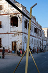 EDIFICI STORICI IN STILE COLONIALE LUNGO UNA STRADA SEMIVUOTA A MOGADISCIO NEL 1993.