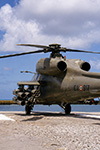 UN ELICOTTERO D'ATTACCO AGUSTA A129 MANGUSTA DELL'ESERCITO ITALIANO (E.I. 917) ARMATO DI RAZZI, PARCHEGGIATO SU UNA BANCHINA VICINO AL PORTO DI MOGADISCIO NEL 1993.