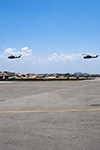DUE ELICOTTERI MULTIRUOLO AB-205 DELL'ESERCITO ITALIANO IN VOLO A BASSA QUOTA SOPRA LA PISTA DELL'AEROPORTO DI MOGADISCIO, IN SOMALIA NEL 1993.