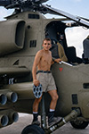 L'ARTIGLIERE PARACADUTISTA MARCO TRENTALANCE IN UNA FOTO RICORDO VICINO A UN AGUSTA A129 MANGUSTA ARMATO, RISCHIERATO IN SOMALIA NEL 1993.