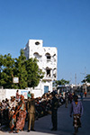 UNA GRANDE FOLLA DI CIVILI SOMALI È RADUNATA LUNGO IL BORDO DI UNA STRADA A MOGADISCIO NEL 1993.