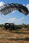UN PARACADUTISTA ATTERRA CON PARACADUTE A PROFILO ALARE DURANTE UN'OPERAZIONE DEL CONTINGENTE IBIS IN SOMALIA.