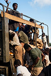 SEQUENZA DI IMMAGINI CHE RITRAGGONO LA MISERIA IN SOMALIA, GENTE CHE SCARICA E SCAVA NELL'IMMONDIZIA DEL CAMPO ITALIANO PER TROVARE QUALCOSA DA MANGIARE.