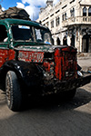 UN VECCHIO AUTOCARRO CIVILE CARICO DI SACCHI DI AIUTI ALIMENTARI ATTRAVERSA UNA STRADA DI MOGADISCIO, FIANCHEGGIANDO EDIFICI DISTRUTTI DAI COMBATTIMENTI.