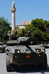 UNA COLONNA DI BLINDO PESANTI B1 CENTAURO DELL'ESERCITO ITALIANO, APPARTENENTI AL CONTINGENTE DELLA MISSIONE IBIS/UNOSOM II, PATTUGLIA UNA VIA CENTRALE DI MOGADISCIO NEL 1993.