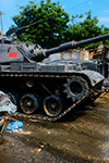 UN CARRO ARMATO M60A1 DELL'ESERCITO ITALIANO SI MUOVE TRA MACERIE E ROTTAMI DI VEICOLI LUNGO UNA STRADA DI MOGADISCIO DURANTE LA MISSIONE IBIS.